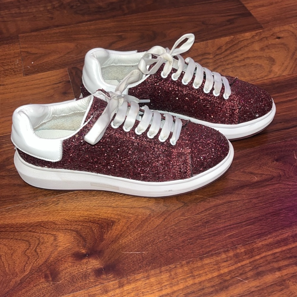 Women’s Blondo sparkly burgundy tennis’s shoes
